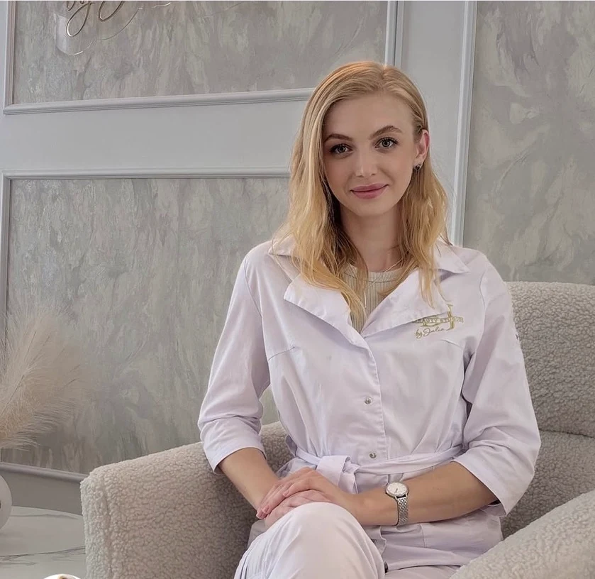 Maryna Griga ve svém pracovním oblečení v salonu BJ Beauty