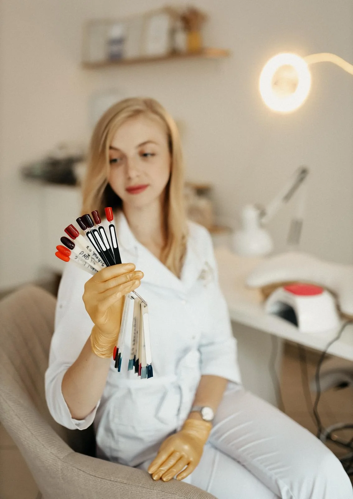 Maryna Griga při výběru barev a profesionálních technik