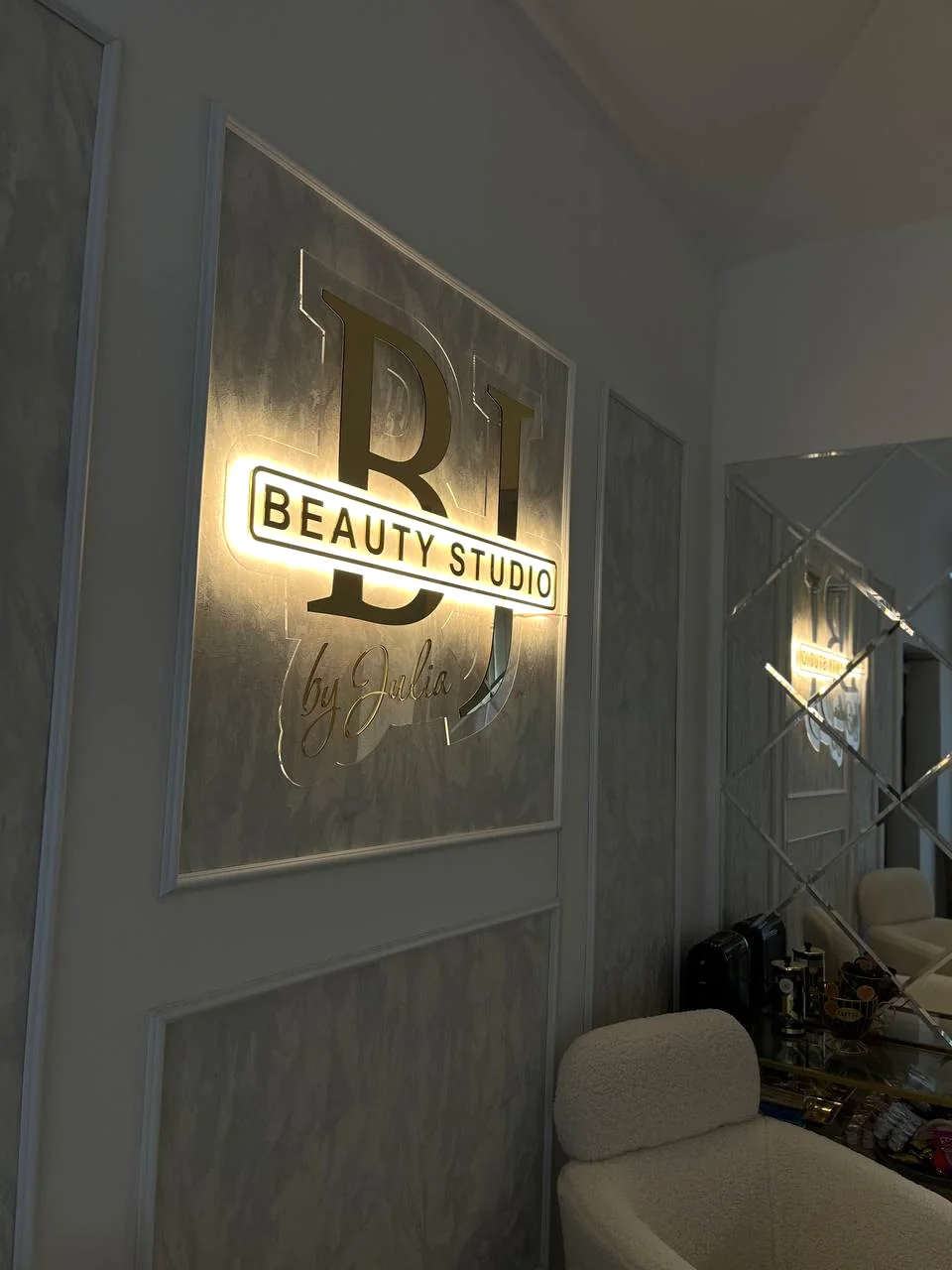 Osvětlené originální logo BJ Beauty Studio by Julia